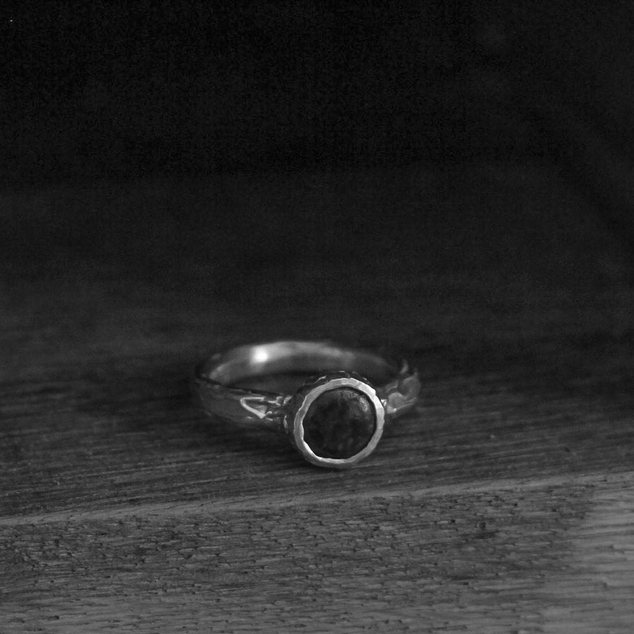 Figure Noir Ring