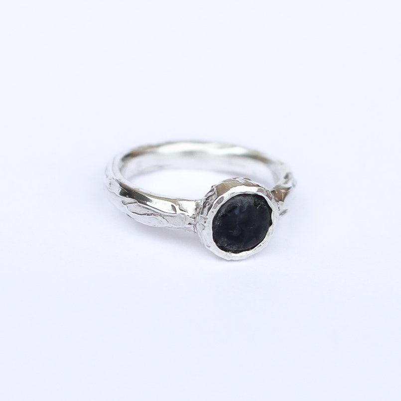 Figure Noir Ring